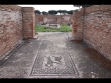 08466 ostia - regio v - insula iii - via della fortuna annonaria - caseggiato dei lottatori (v,iii,1) (haus der ringer) - zwischen zwei laeden der eingang - ri sueden - 01-2024.jpg